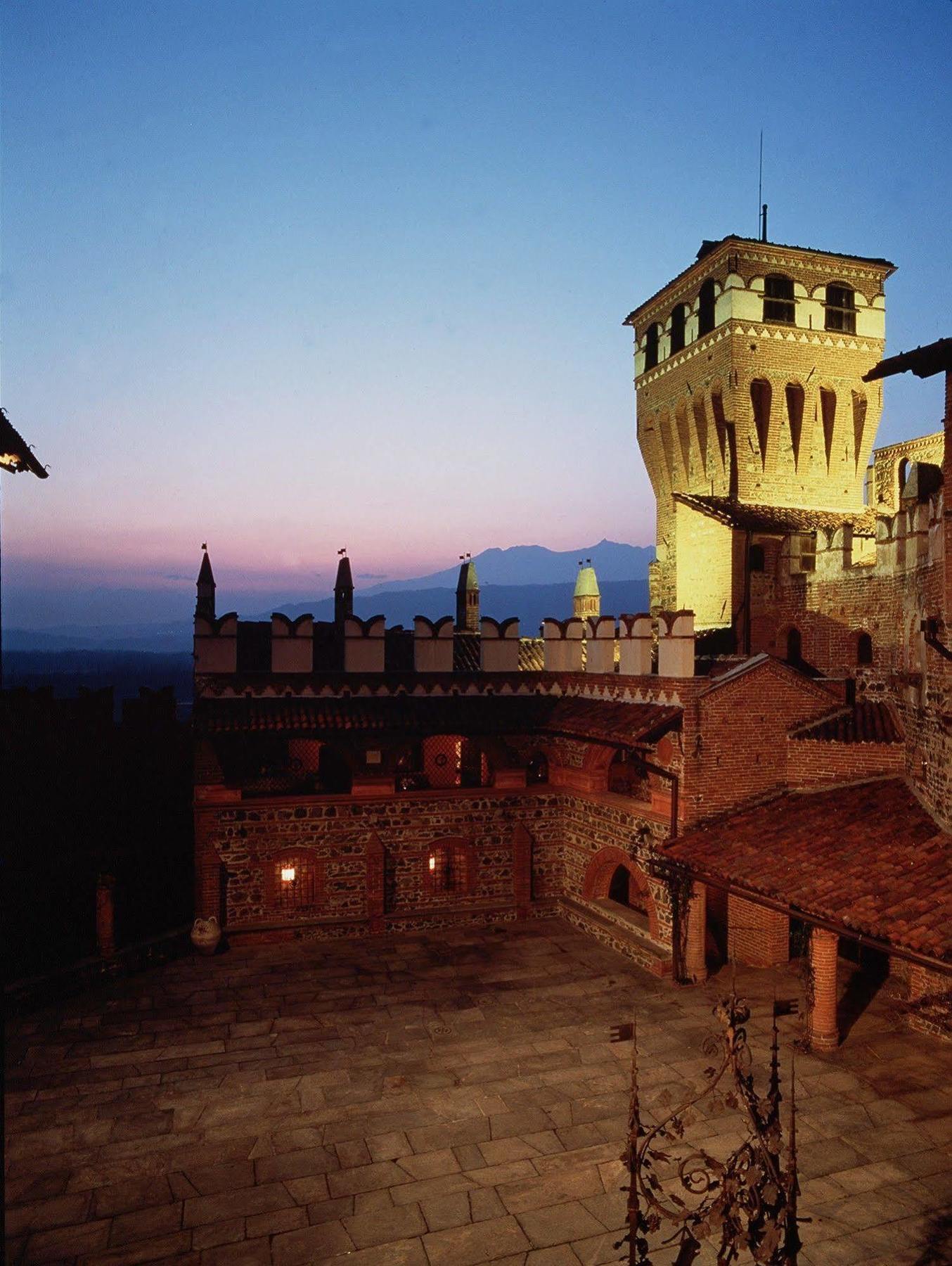 Castello Di Pavone Pavone Canavese Exterior foto