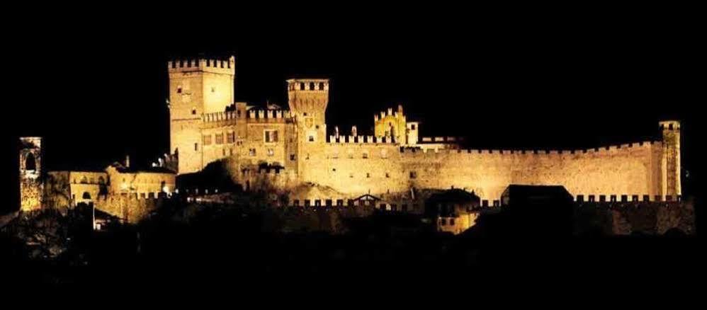 Castello Di Pavone Pavone Canavese Exterior foto